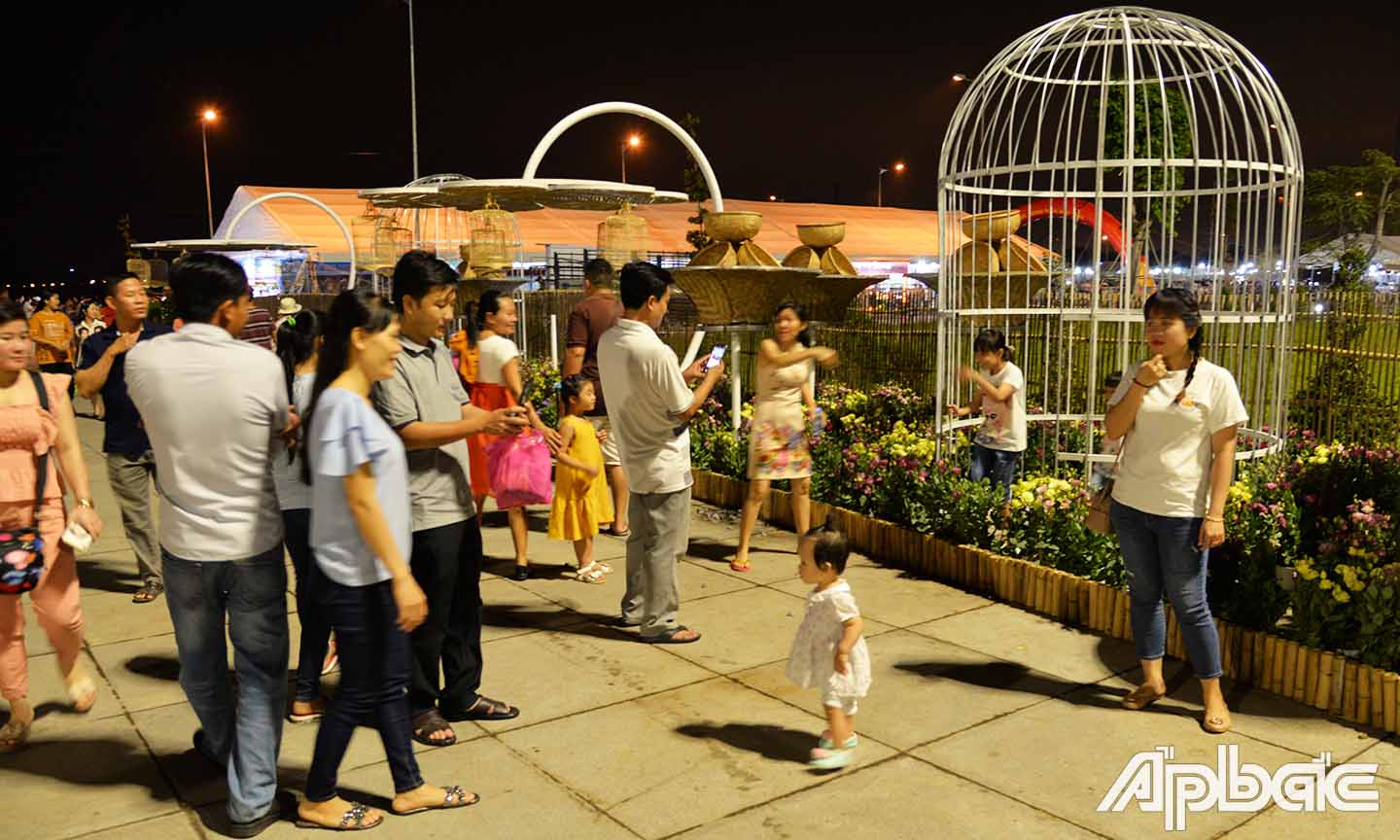 Đông đảo người dân đến tham quan đường hoa trong đêm khai mạc.