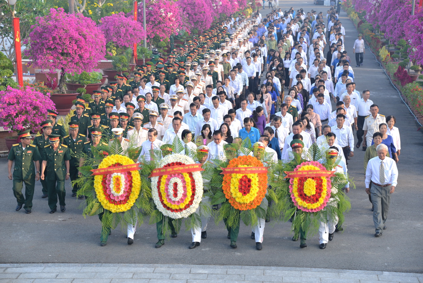 Đoàn lãnh đạo Tỉnh ủy, Hội đồng nhân dân, Ủy ban nhân dân, Ủy ban Mặt trận Tổ quốc Việt Nam tỉnh Tiền Giang viếng Nghĩa trang Liệt sĩ tỉnh
