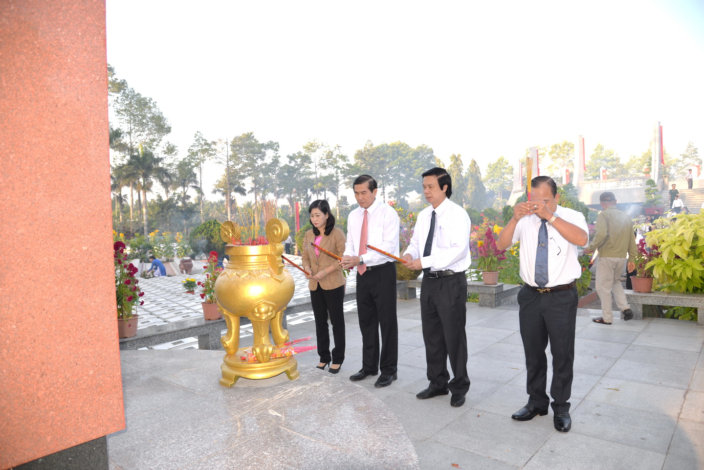 Lãnh đạo Tỉnh ủy, Hội đồng nhân dân, Ủy ban nhân dân, Ủy ban Mặt trận Tổ quốc Việt Nam tỉnh Tiền Giang thắp hương tại Nghĩa trang Liệt sĩ tỉnh.