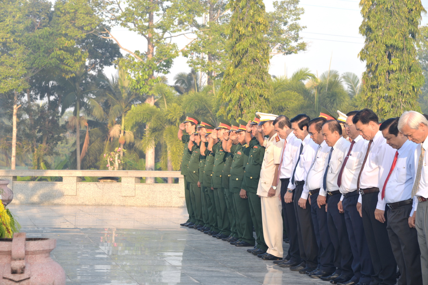Kính cẩn nghiêng mình trước vong linh anh hùng liệt sĩ hy sinh vì tổ quốc 
