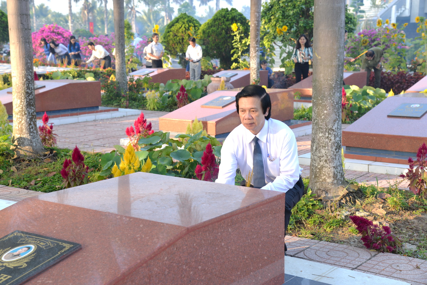 Bí thư Tỉnh ủy Nguyễn Văn Danh thành kính thắp hương trên mộ phần anh hùng liệt sĩ