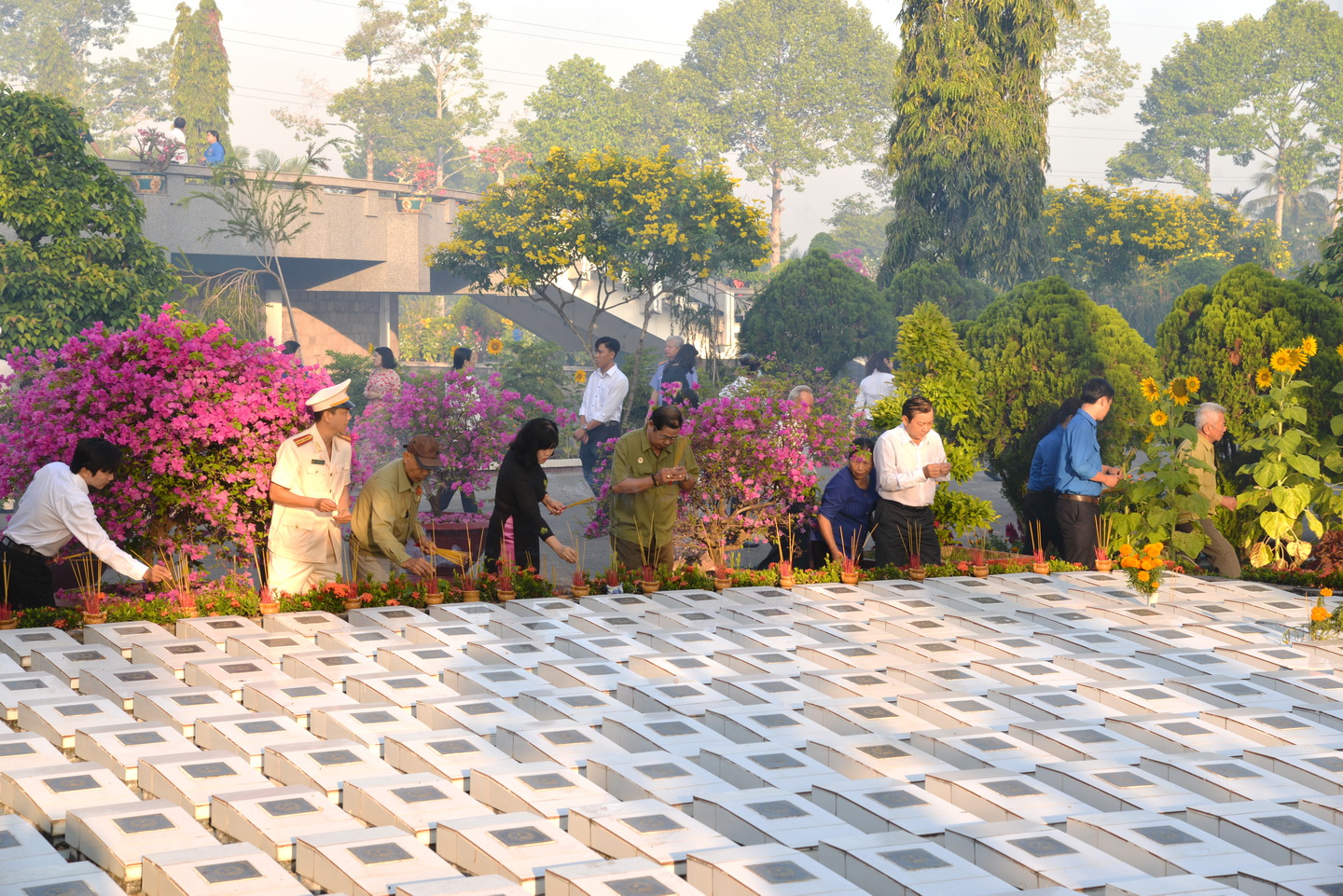 Cán bộ, chiến sĩ lực lượng vũ trang thắp hương trên phần mộ liệt sĩ
