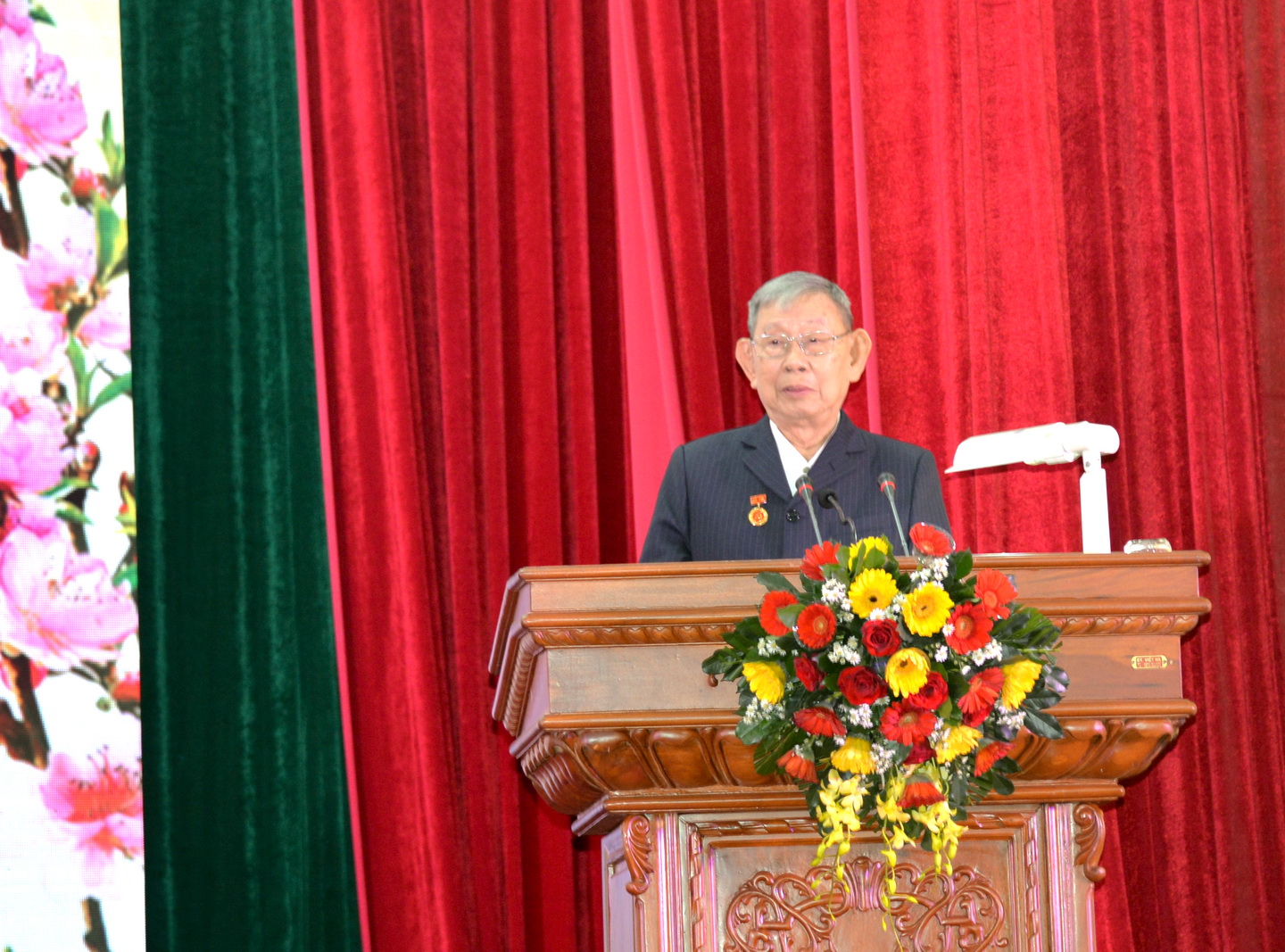 Đồng chí Huỳnh Văn Niềm, nguyên Bí thư Tỉnh ủy phát biểu
