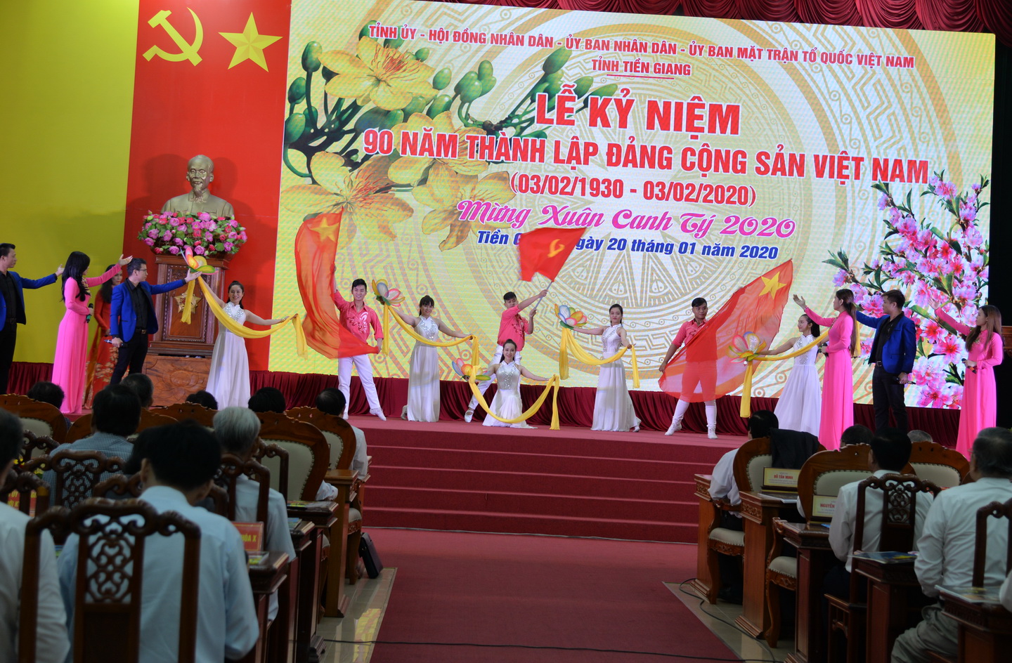 Văn nghệ chào mừng buổi lễ