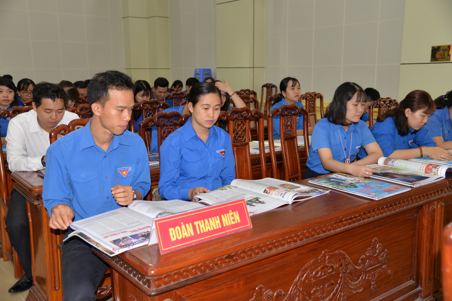 Cán bộ, chiến sĩ lực lượng vũ trang và đoàn viên thanh niên tham dự lễ