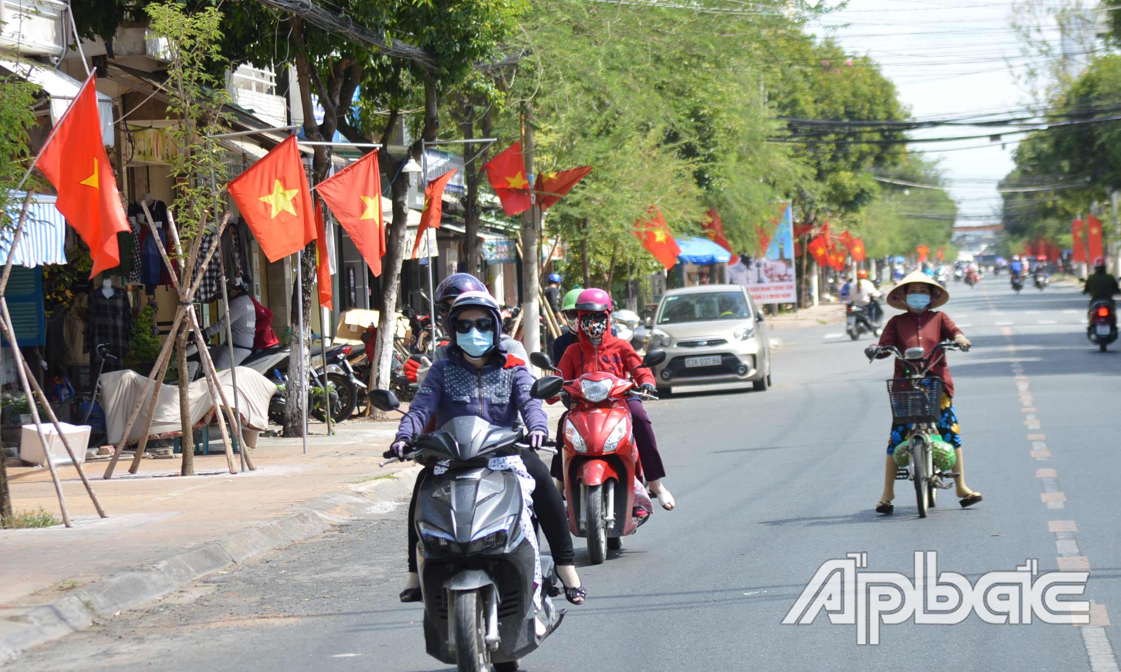 Treo cờ. Ảnh: Tuấn Lâm