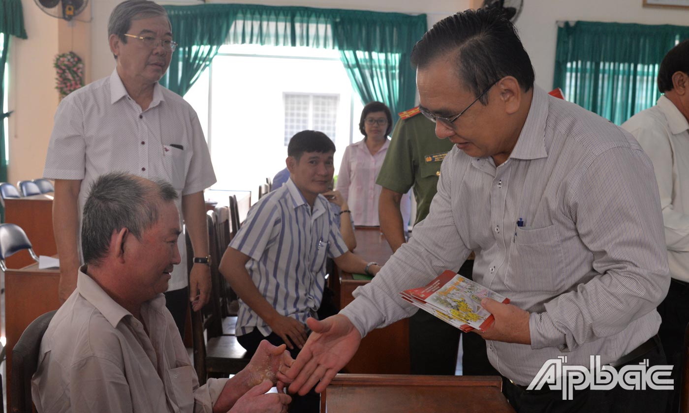 Đồng chí Võ Văn Bình tặng quà tết hộ nghèo xã Đạo Thạnh