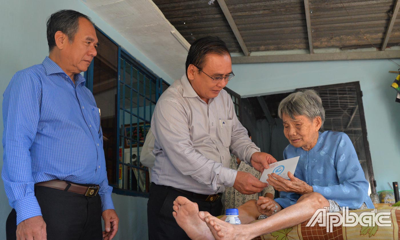Đồng chí Võ Văn Bình thăm, tặng quà tết cho bà Lê Thị Khải là vợ liệt sĩ, xã Đạo Thạnh