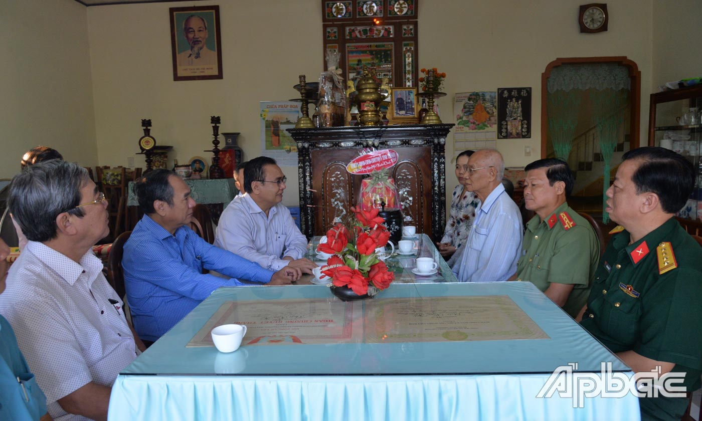 Đồng chí Võ Văn Bình thăm, tặng quà tết cho ông Thái Ngọc Hồ, thương bin, cán bộ bắt tù đày.