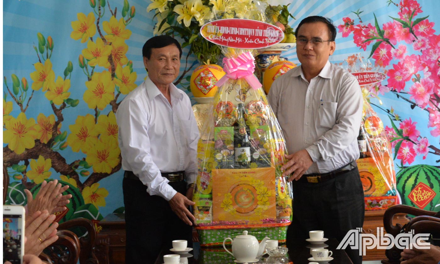 Đồng chí Võ Văn Bình thăm, chúc tết Huyện ủy Châu Thành.