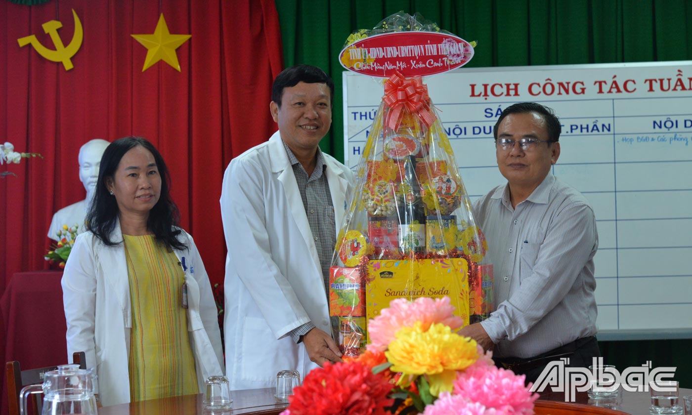 Đồng chí Võ Văn Bình thăm, chúc tết Bệnh viện Đa khoa trung tâm tỉnh.