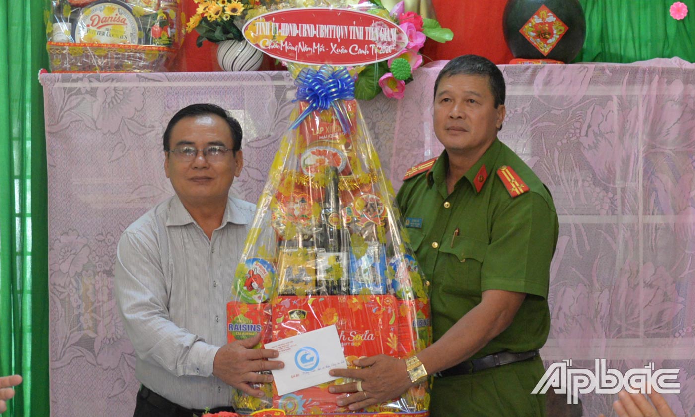 Đồng chí Võ Văn Bình thăm, chúc tết Phòng Cảnh sát cơ động- Công an Tiền Giang.