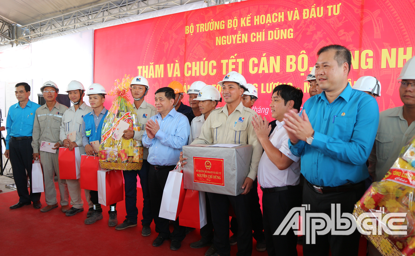 Bộ trưởng Bộ Kế hoạch-Đầu tư, Tổng Liên đoàn Lao động Việt Nam tặng quà cho cán bộ, công nhân viên dự án cao tốc Trung Lương Mỹ Thuận