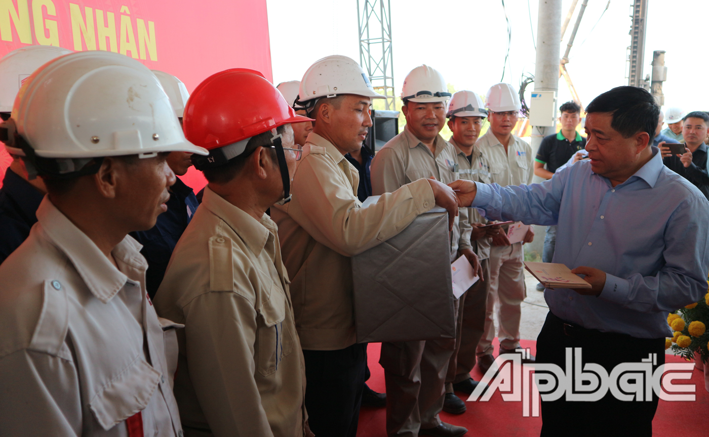 Bộ trưởng Bộ Kế hoạch-Đầu tư tặng quà cho cán bộ, công nhân viên dự án cao tốc Trung Lương Mỹ Thuận