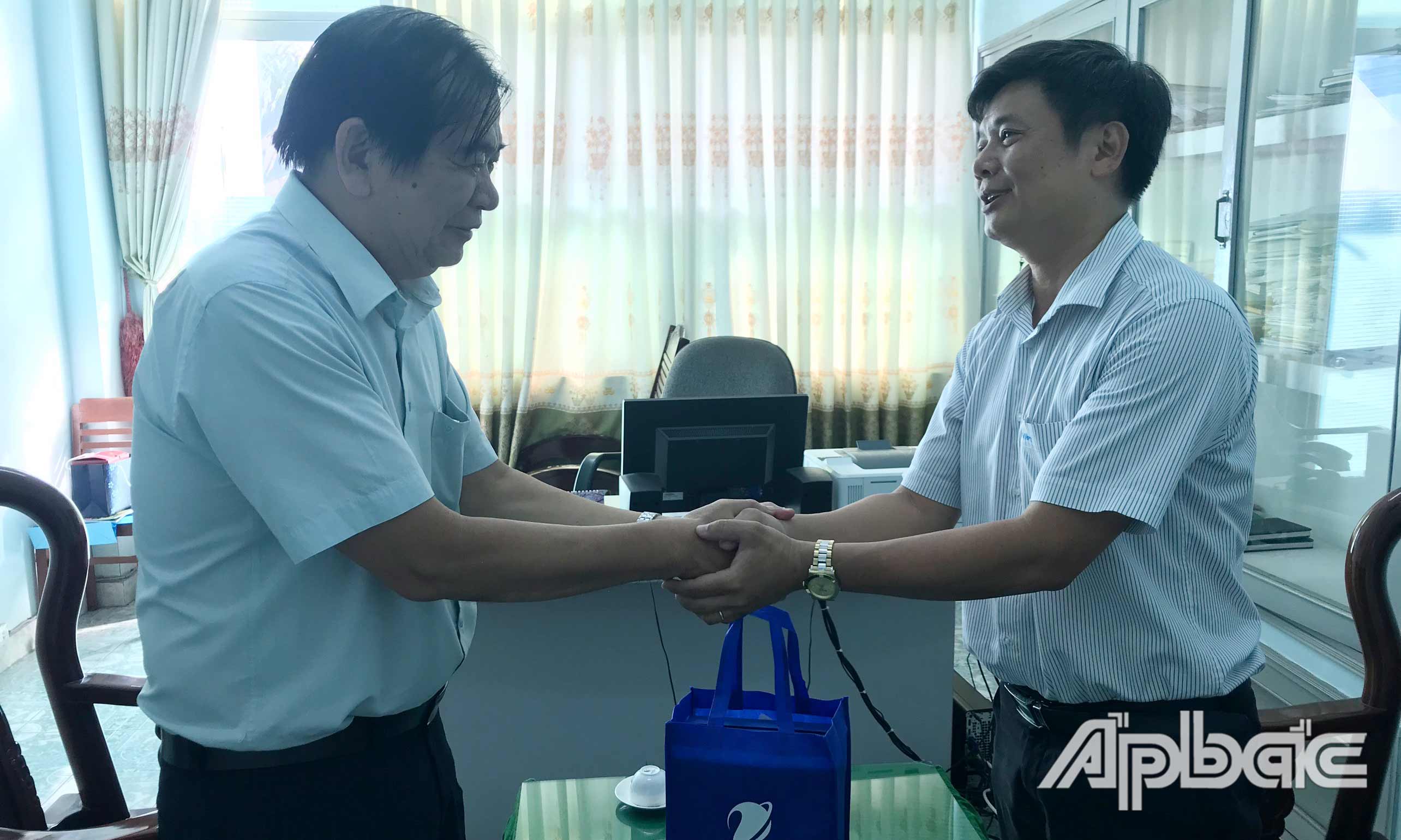Giám đốc Trung tâm kinh doanh VNPT Tiền Giang chúc mừng.