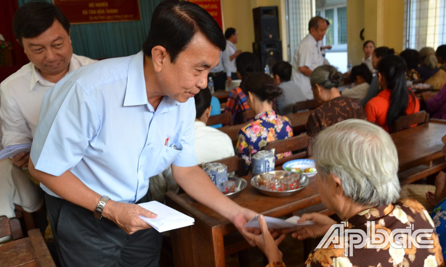 Đoàn công tác tặng quà cho các hộ nghèo tại xã Tân Hòa Thành.