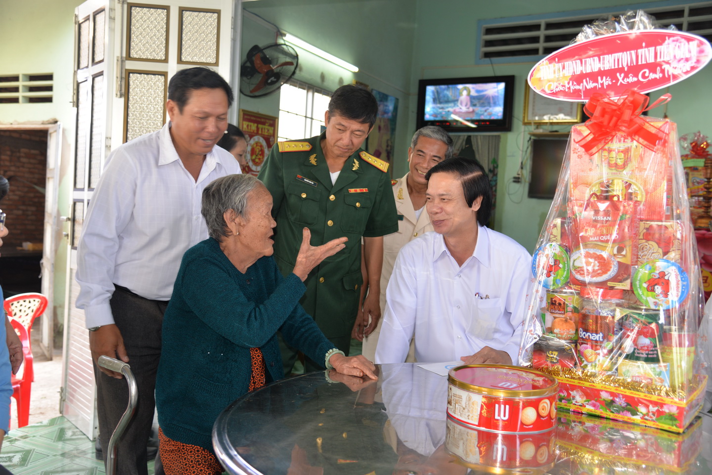 Bí thư Tỉnh ủy Nguyễn Văn Danh và đoàn cán bộ tỉnh thăm và trao quà Tết cho Mẹ VNAH Lương Thị Đầy ở ấp Bà Lãnh, xã Tân Đông, huyện Gò Công Đông.