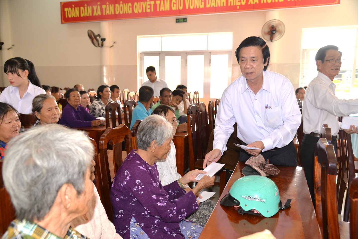 Bí thư Tỉnh ủy Nguyễn Văn Danh và đoàn cán bộ tỉnh thăm hỏi và trao quà Tết cho hộ nghèo của xã Tân Đông