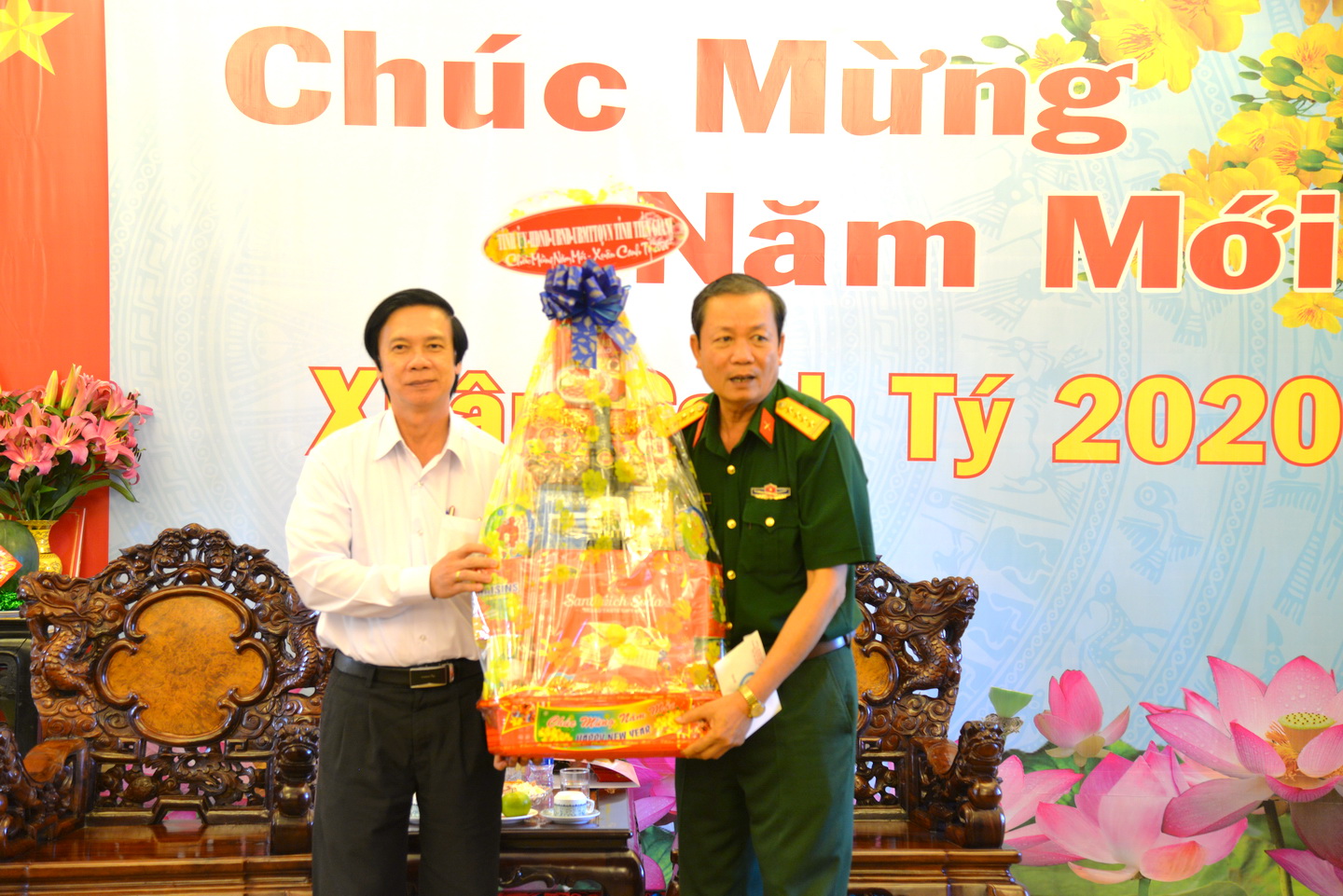 Đối với lực lượng vũ trang, Bí thư Tỉnh lưu ý các đơn vị đảm bảo công tác ứng trực, sẵn sàng chiến đấu, đãm bảo trật tự an toàn cho nhân dân vui xuân.