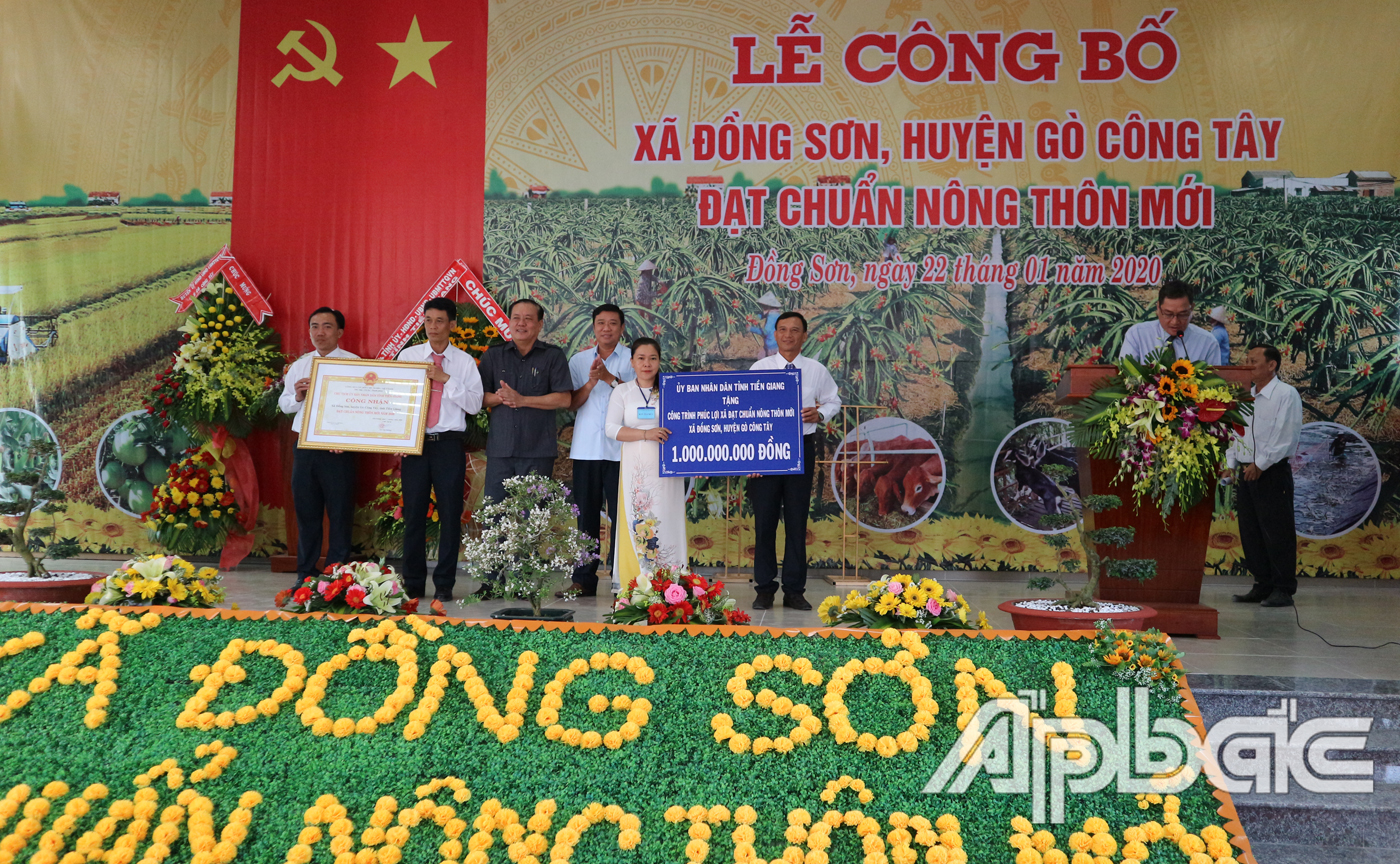 UBND tỉnh Tiền Giang đã trao bằng công nhận đạt chuẩn nông thôn mới và tặng công trình phúc lợi trị giá 1 tỷ đồng cho xã Đồng Sơn