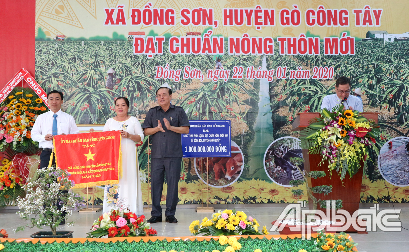 tặng Cờ thi đua cho Đảng bộ, chính quyền và nhân dân xã Đồng Sơn 