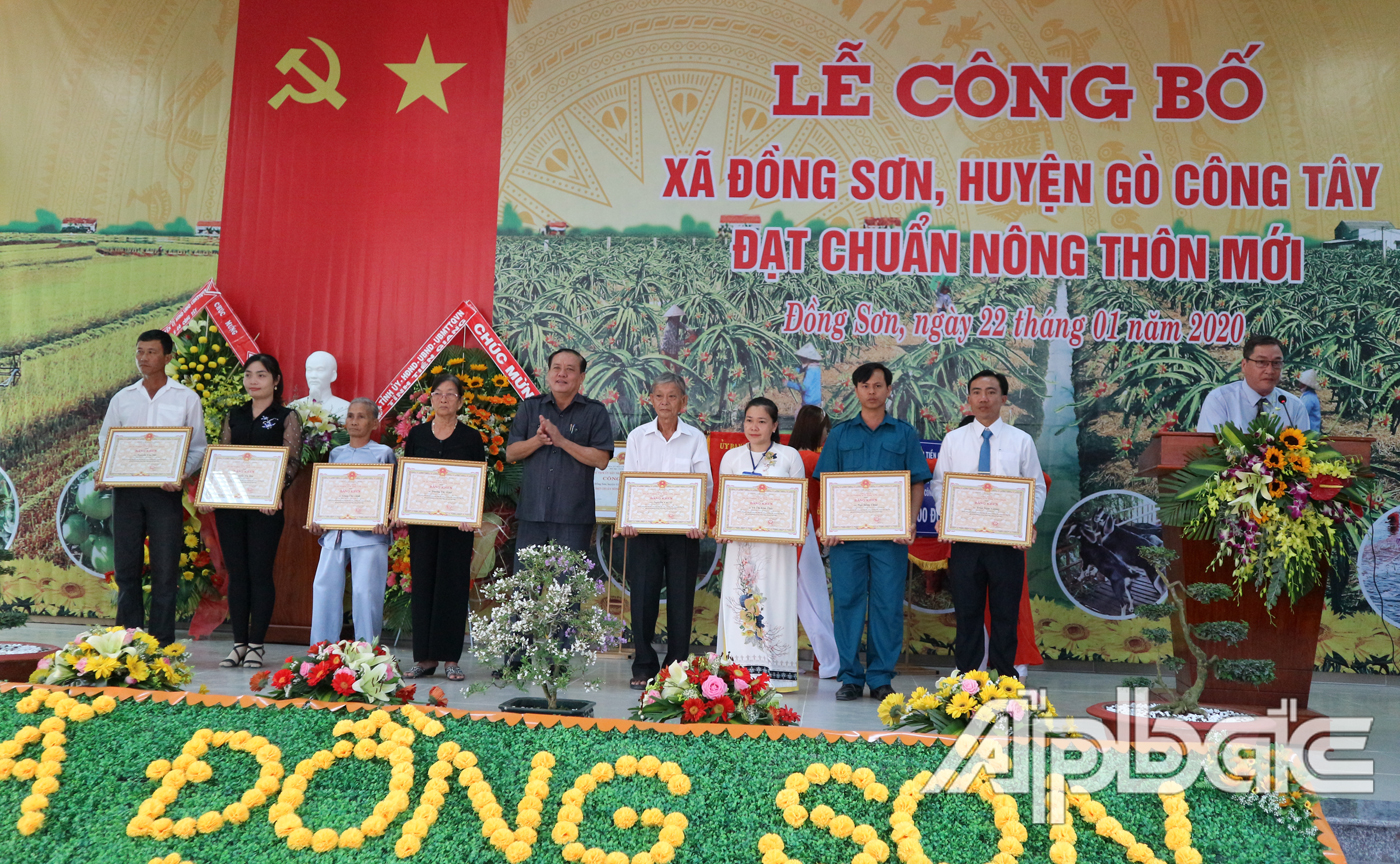 trao tặng nhiều bằng khen, giấy khen cho các tập thể, cá nhân có thành tích đóng góp trong tham gia xây dựng xã Đồng Sơn đạt chuẩn nông thôn mới