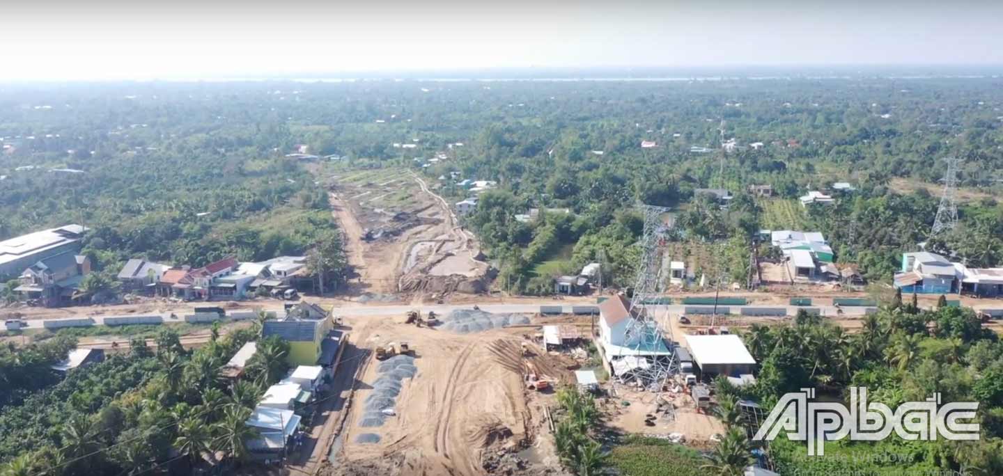 Đường cao tốc Trung Lương - Mỹ Thuận đang được gấp rút triển khai.