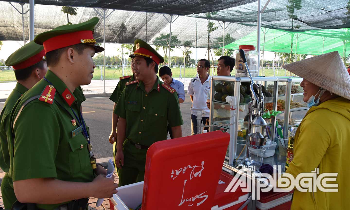 Đoàn Thanh niên Công an tỉnh ra quân tuyên truyền, vận động người dân mua bán nhỏ  chấp hành nghiêm pháp luật, giữ gìn an ninh trật tự. 			        Ảnh: TRỌNG TÍN