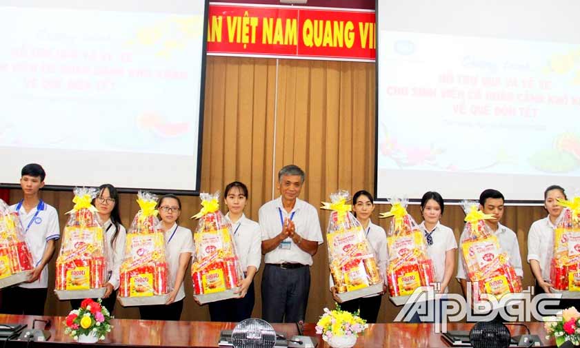 Ban Giám hiệu Trường Đại học Tiền Giang trao quà tết cho sinh viên có hoàn cảnh khó khăn.