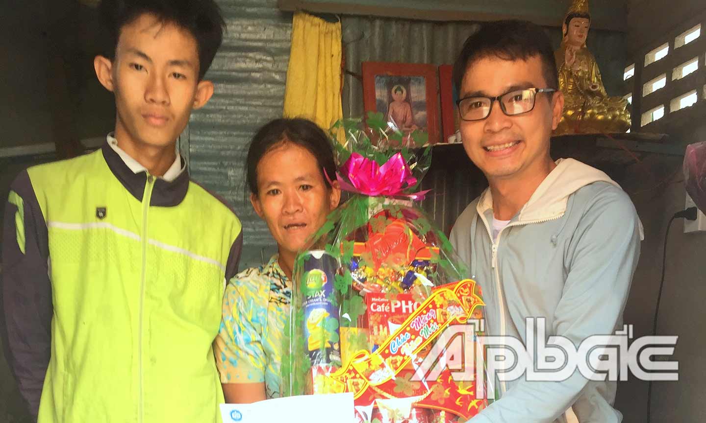 Anh  Võ Văn Sơn trao quà tết cho  hoàn cảnh khó khăn.