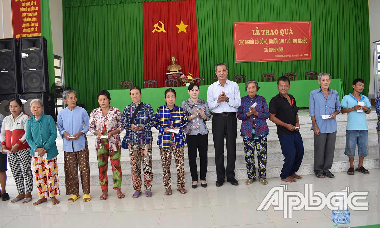 Trao quà tết cho người có công, người cao tuổi, hộ nghèo của xã Bình Ninh, huyện Chợ Gạo.