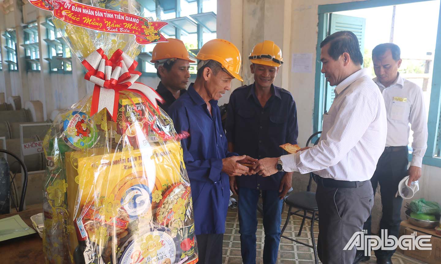 Dịp này, Chủ tịch UBND tỉnh đã chúc Tết và tặng quà lãnh đạo, nhân viên các trạm bơm nhân dịp Xuân Canh Tý 2020.