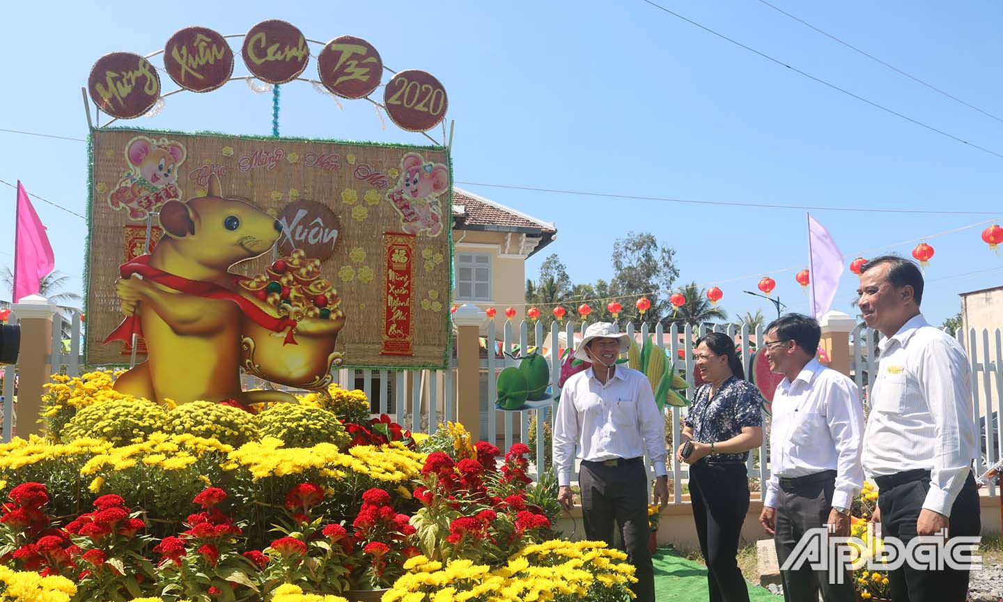 Đồng chí Lê Văn Hưởng khảo sát khu vực phục vụ tập luyện thể dục thể thao cho người dân và mô hình điểm hoa xuân ở xã Đồng Thạnh (huyện Gò Công Tây).