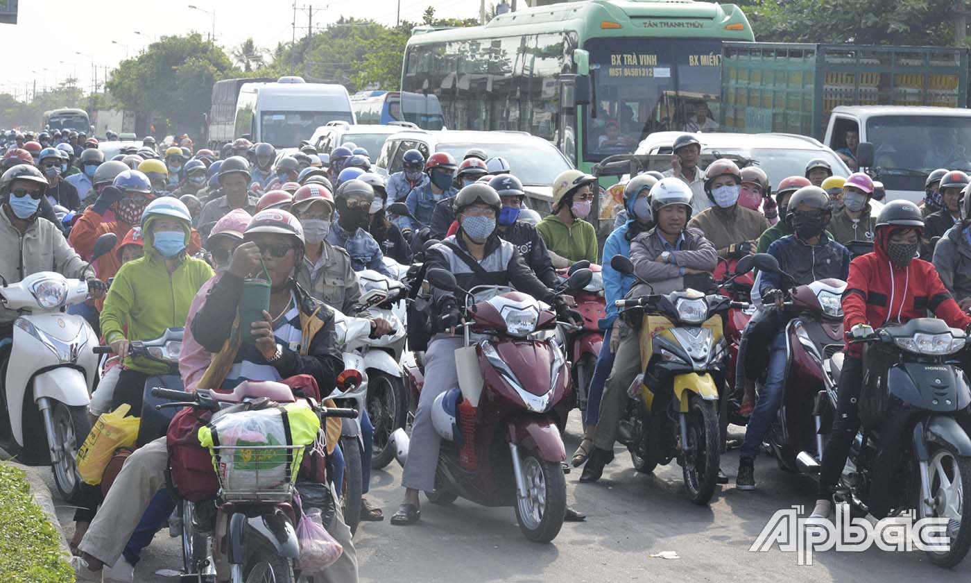 Ngã tư Đồng Tâ, có xảy tra tình trạng ùn ứ nhẹ do các phương tiện dừng chờ đen đỏ.