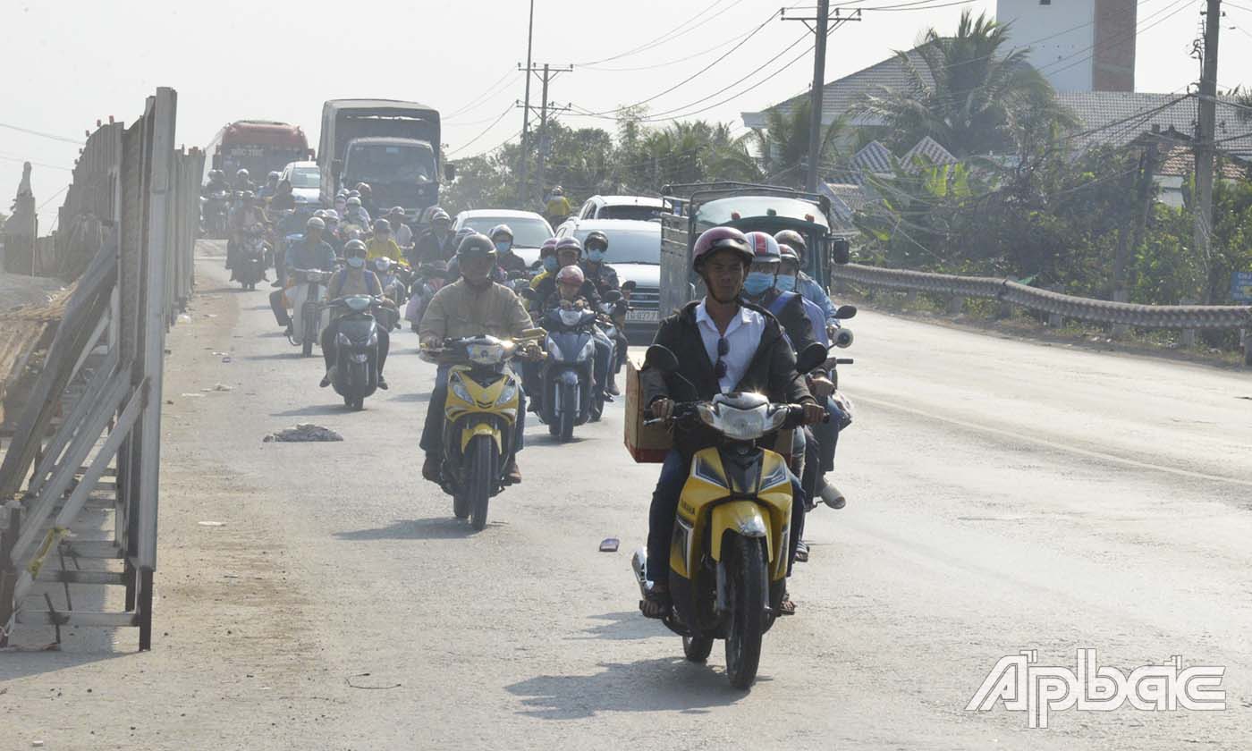 Do cầu rượu có công trình đang thi công nên các xe phương tiện di chuyển chậm khi qua khuc vực này.