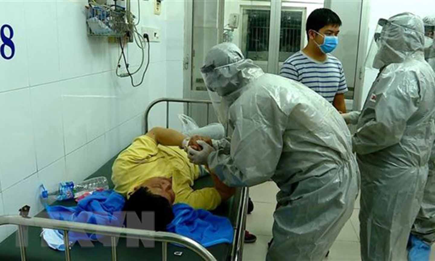 Đoàn công tác của Bộ Y tế thực hiện các biện pháp nghiệp vụ với bệnh nhân dương tính với virus nCoV. (Ảnh: Thành Chung/TTXVN)