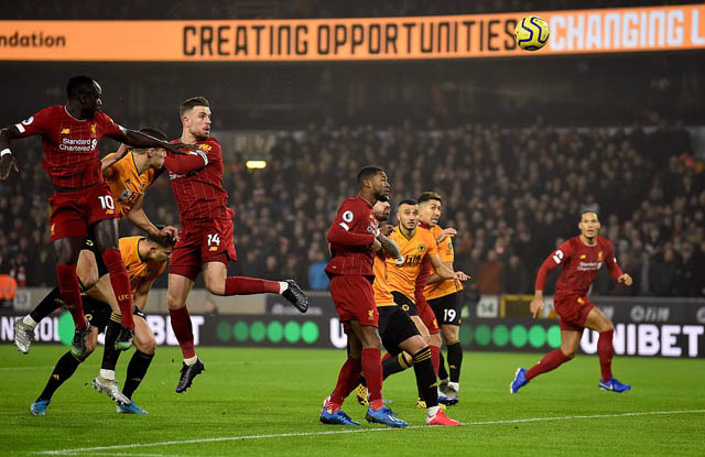 Henderson (số 14) ghi bàn mở tỷ số cho Liverpool từ khá sớm.