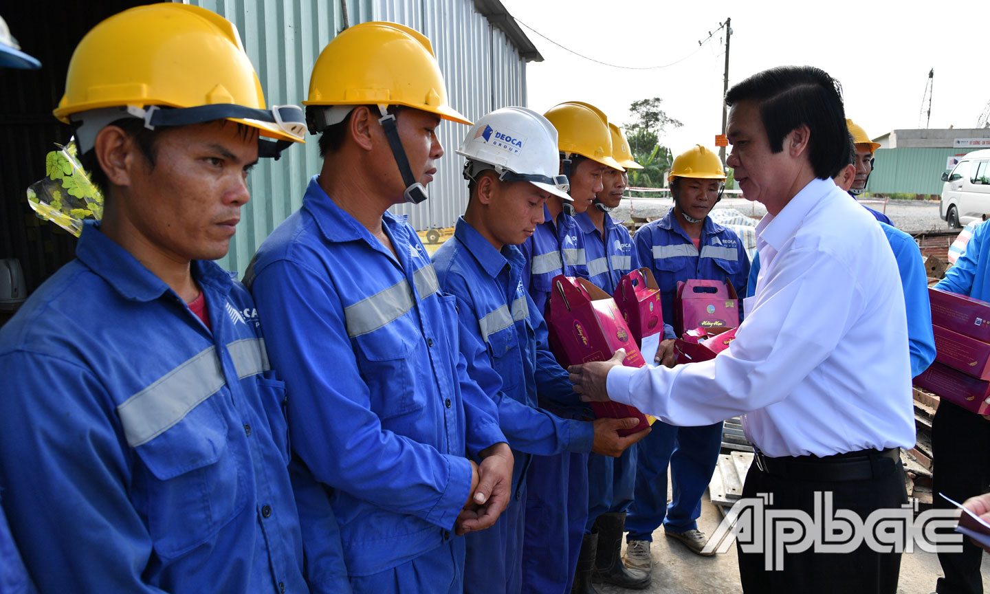 Đồng chí Nguyễn Văn Danh tặng quà công nhân tại gói thầu XL12.