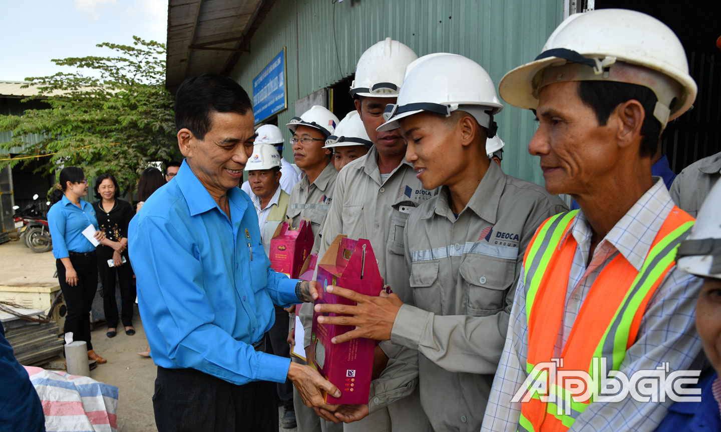 Lãnh đạo LĐLĐ tỉnh tặng quà cho công nhân tại gói thầu XL12.