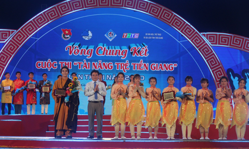 Đồng chí Trần Văn Dũng trao giải Nhất cho các tiết mục.