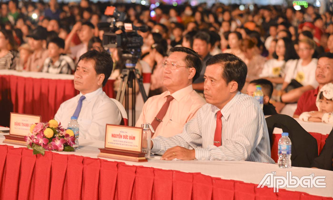 Các đại biểu tham dự và theo dõi chương trình văn nghệ.