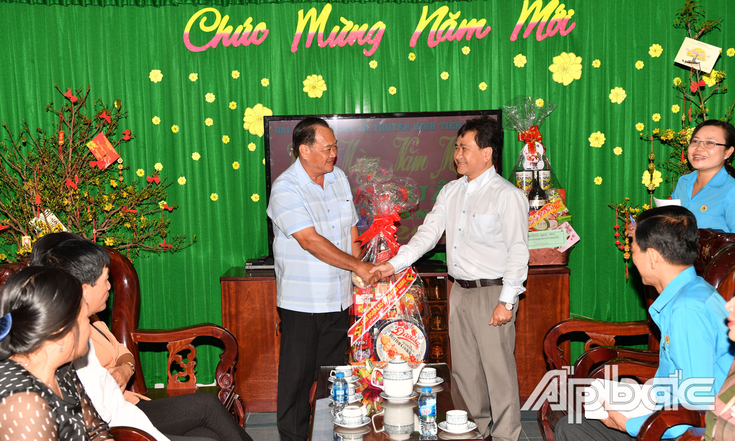 Lãnh đạo tỉnh tặng quà Đài Phát thanh - Truyền hình tỉnh Tiền Giang.