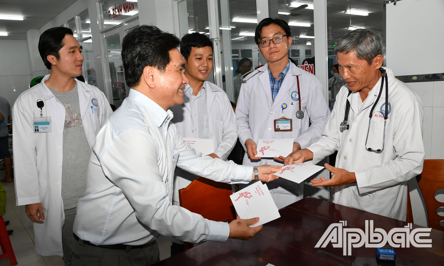 lãnh đạo tỉnh tặng quà các y, bác sĩ Khoa Cấp cứu - Bệnh viện Đa khoa Trung tâm tỉnh Tiền Giang.