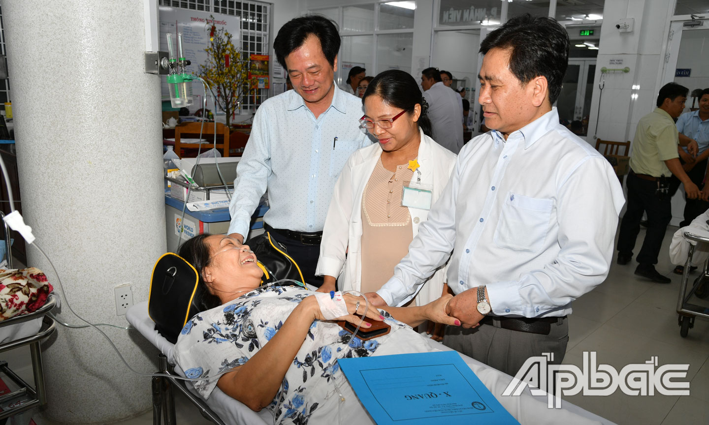 Lãnh đạo tỉnh và bệnh viện thăm hỏi bệnh nhân.