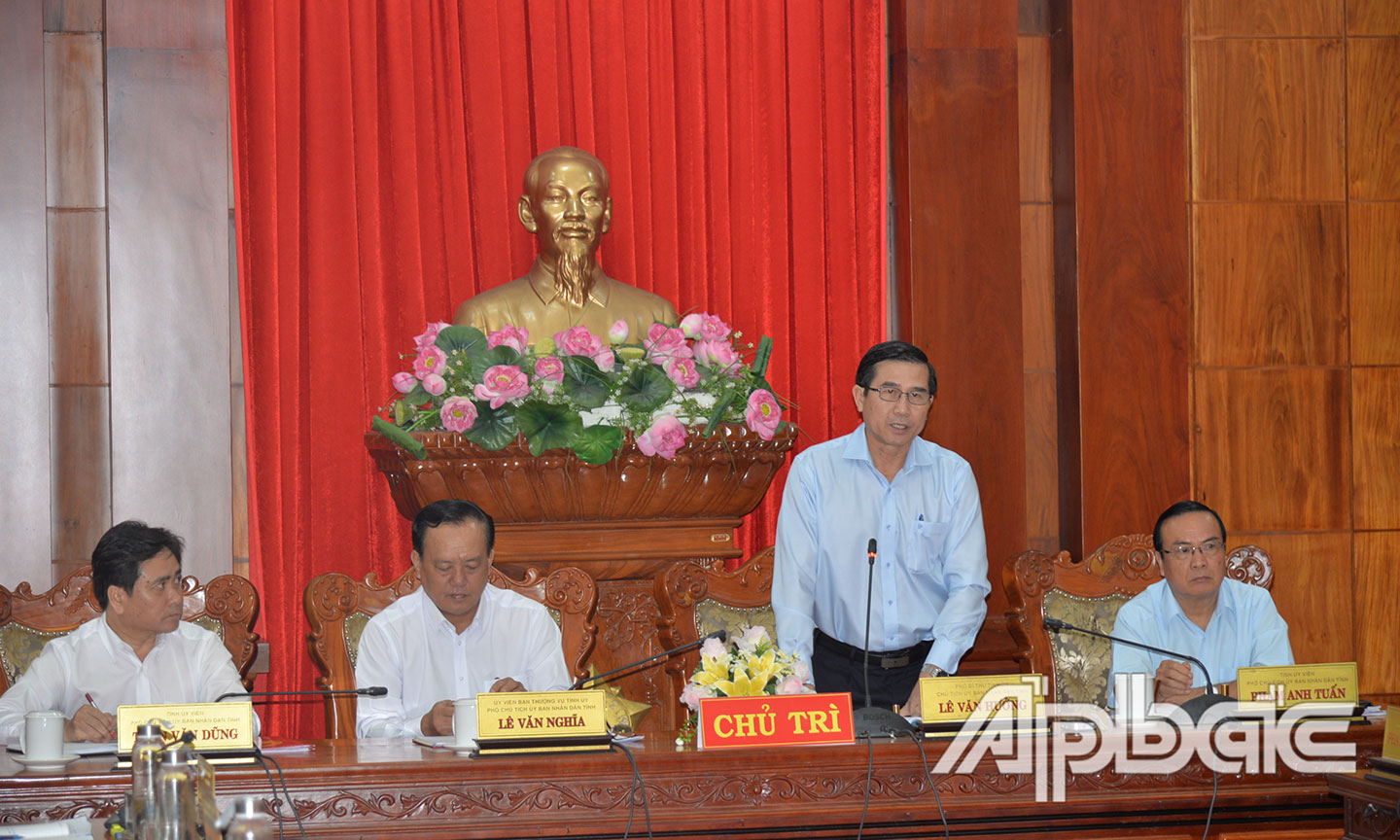 Đồng chí Lê Văn Hưởng phát biểu tại cuộc họp.