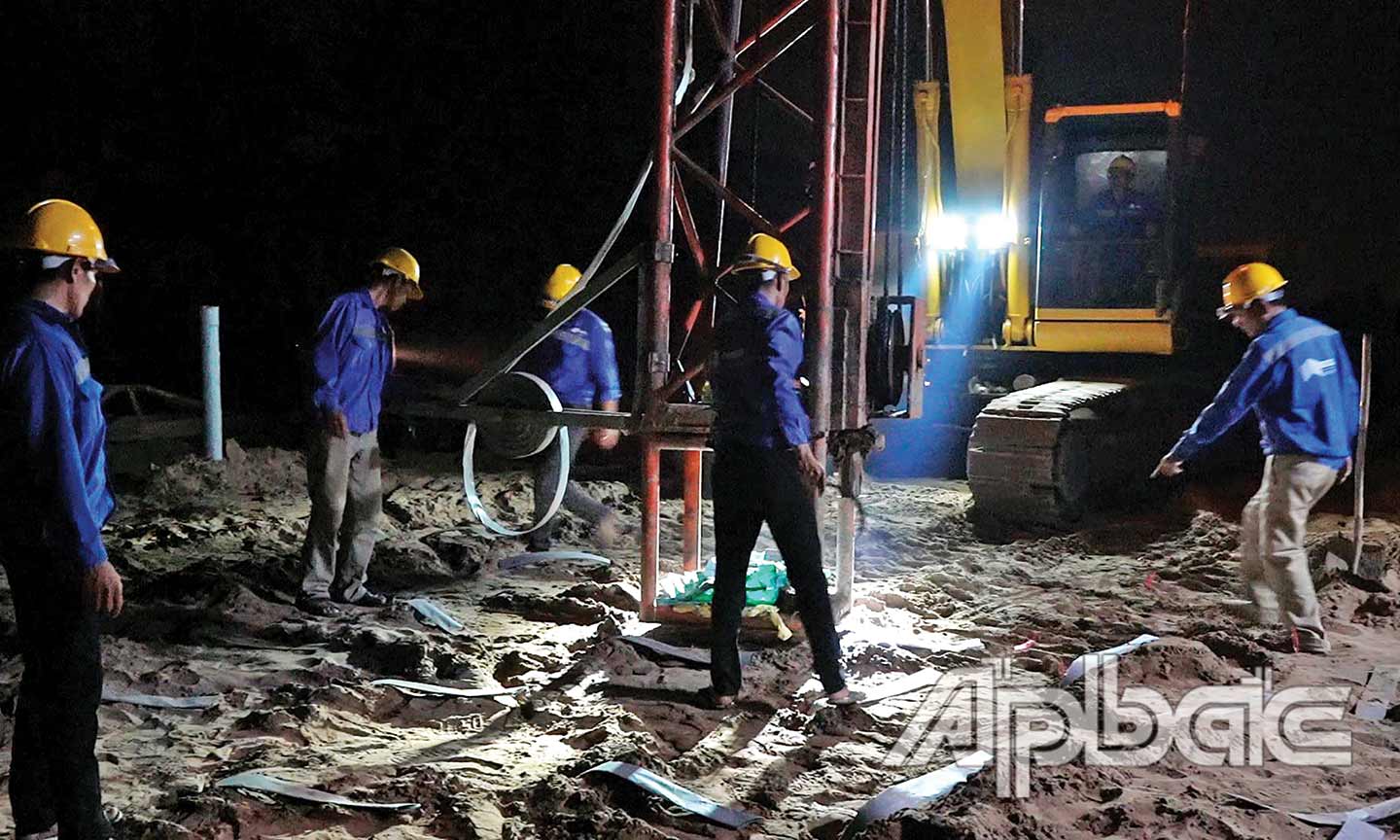 Công nhân thi công ca đêm xuyên tết trên công trường.
