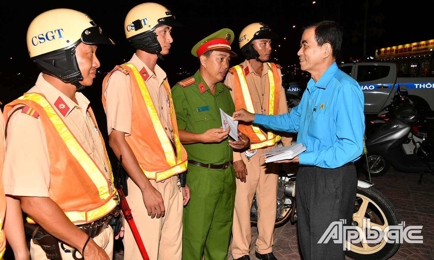 Lãnh đạo Liên đoàn Lao động tỉnh động viên các lực lượng làm nhiệm vụ  trong đêm Giao thừa.