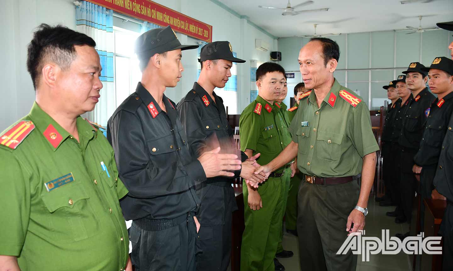 Đại tá Nguyễn Văn Nhựt, Ủy viên Ban Thường vụ Tỉnh ủy, Giám đốc Công an tỉnh động viên cán bộ, chiến sĩ đang thực hiện nhiệm vụ trên địa bàn TX. Cai Lậy. 							                  Ảnh: LÊ HOÀI