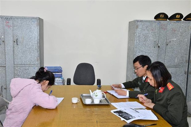 Chủ tài khoản Vũ Thị N.T tại cơ quan công an Hải Phòng. (Ảnh TTXVN phát)