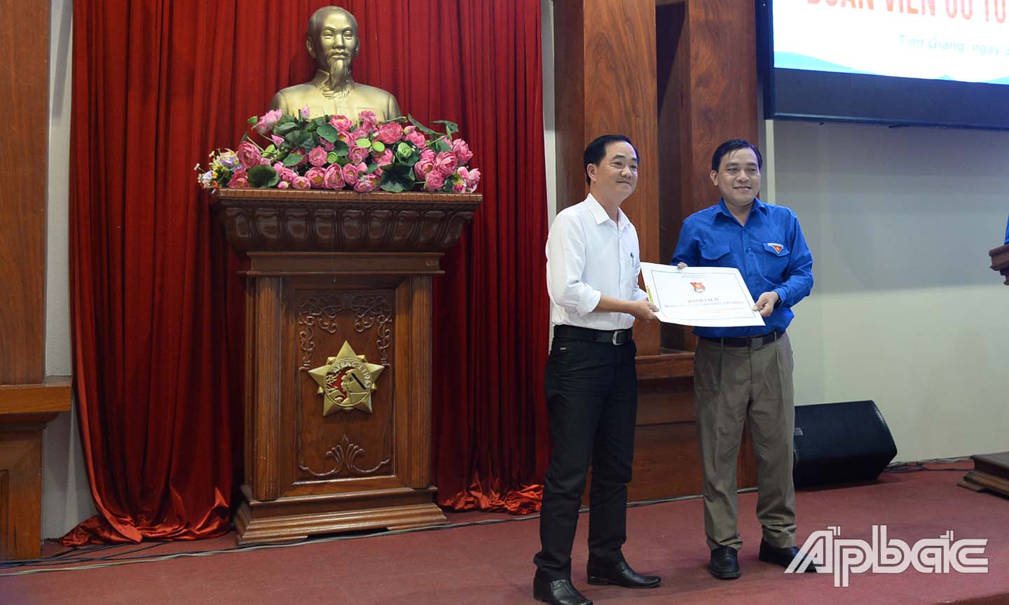 Đại diện Ban Thường vụ Tỉnh đoàn trao danh sách đoàn viên ưu tú cho Lãnh đạo Ban Tổ chức Tỉnh ủy.